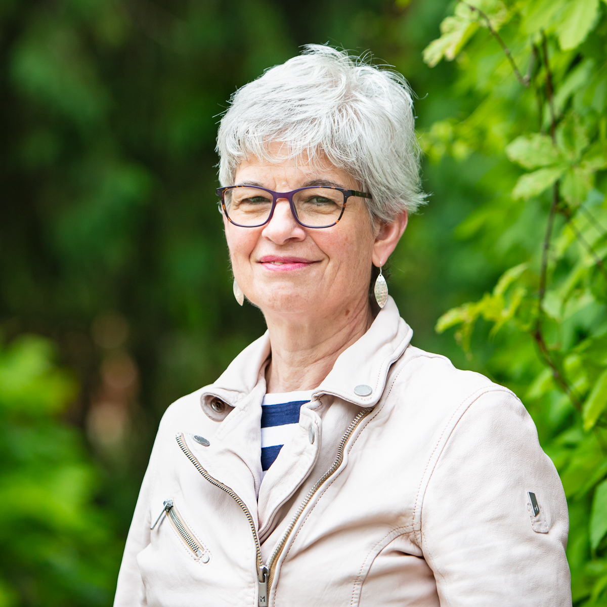 Headshot of Dr. Lynda Ashbourne in front of Raithby House at U of G