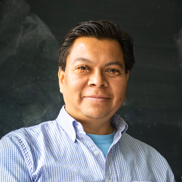 Portrait of graduate student Oscar Lopez Hernandez