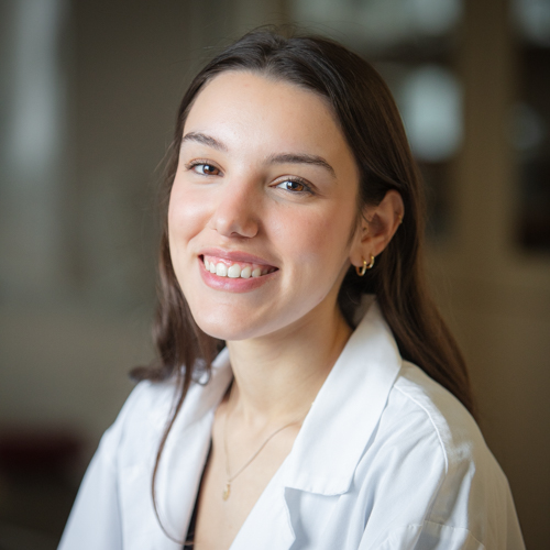 Portrait of Thalia Goncalves in the lab